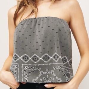 🐚🪼 2/20$ TOPS 🪼🐚 
Dynamite Bandana Print Bandeau Crop Top